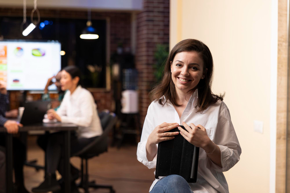 A female employee using the phone